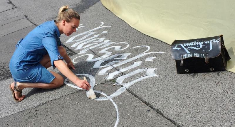 Schwungvolle Kalligrafie trifft auf urbanen Asphalt