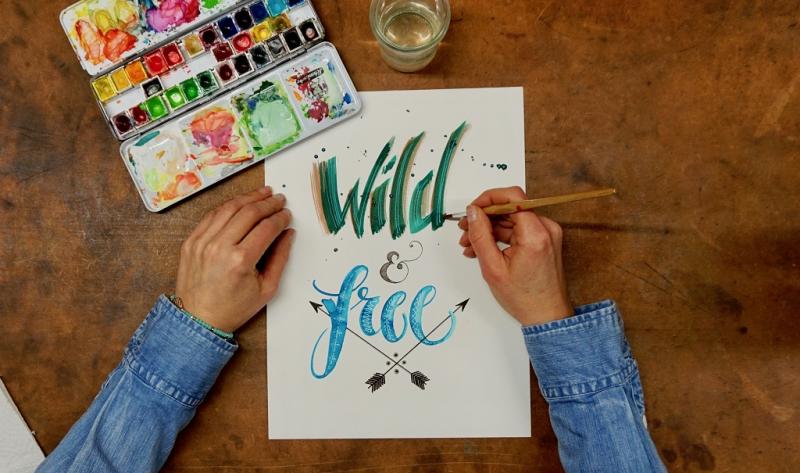 Aqua-Lettering mit farbenfoher Blütenvielfalt
